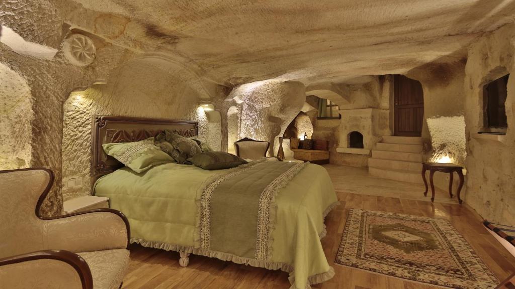 Postel nebo postele na pokoji v ubytování Golden Cave Suites