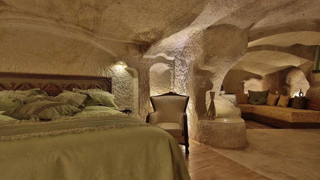 Postel nebo postele na pokoji v ubytování Golden Cave Suites