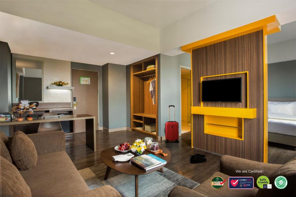 TV a/nebo společenská místnost v ubytování KHAS Malioboro Hotel
