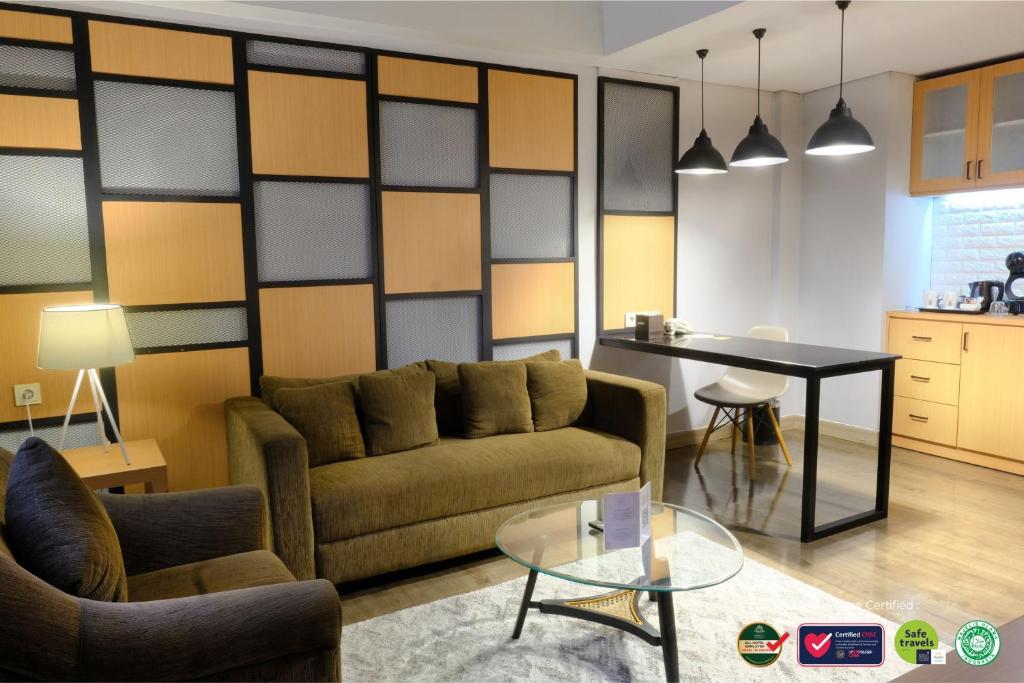 Kuchyň nebo kuchyňský kout v ubytování KHAS Malioboro Hotel