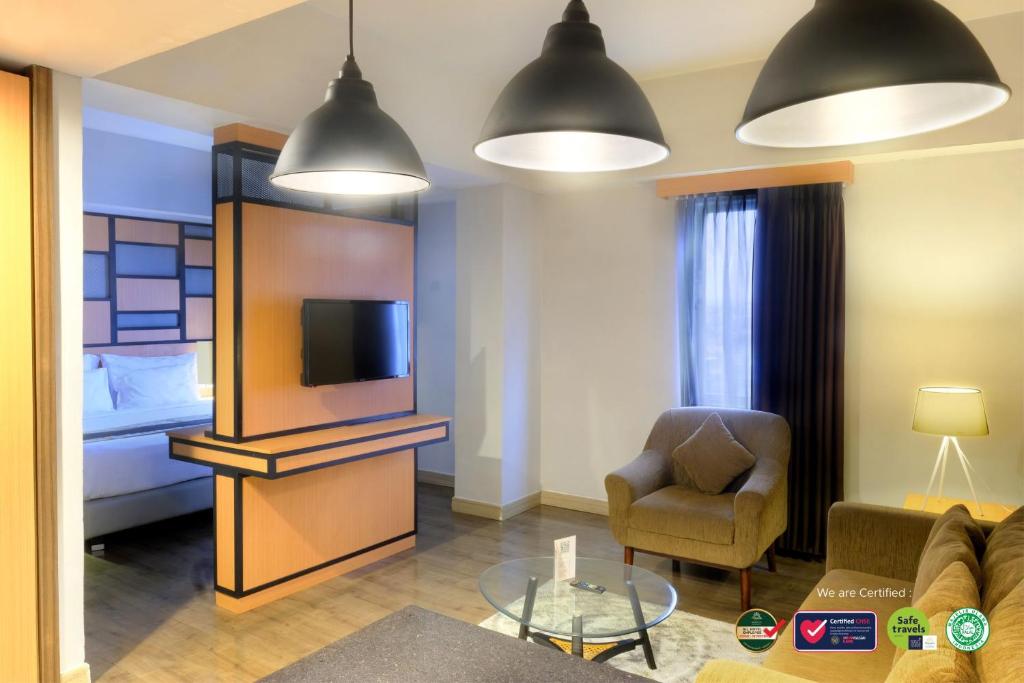 TV a/nebo společenská místnost v ubytování KHAS Malioboro Hotel