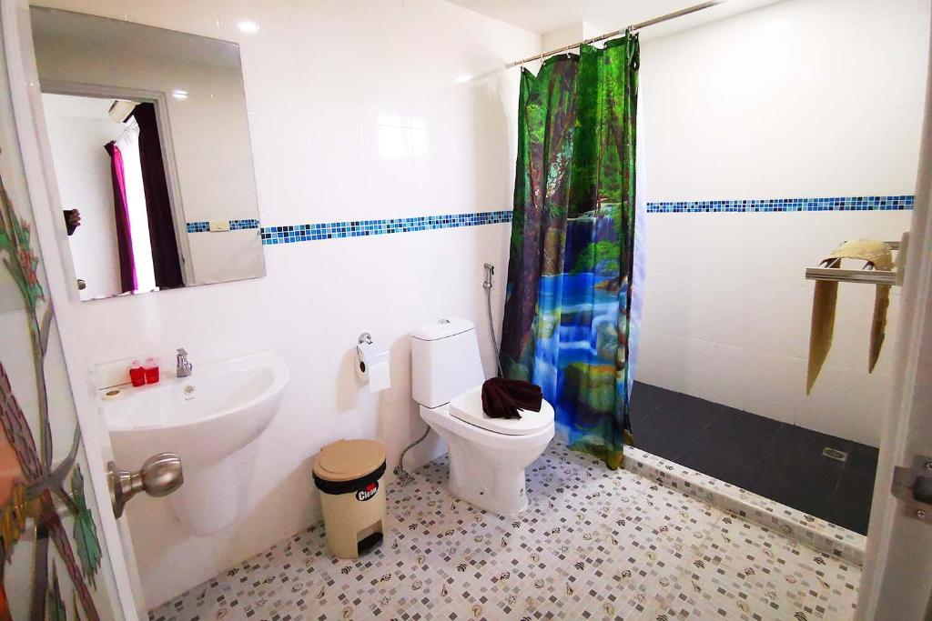 Kylpyhuone majoituspaikassa Krong House