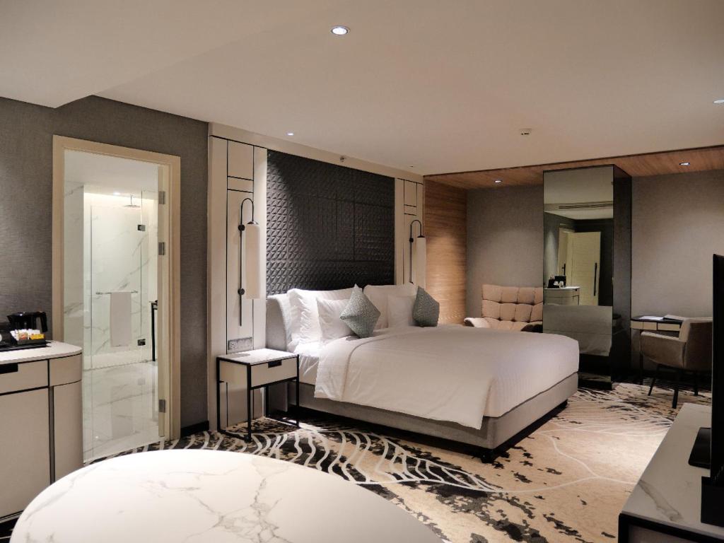 Movenpick Surabaya City - Deluxe King Suite