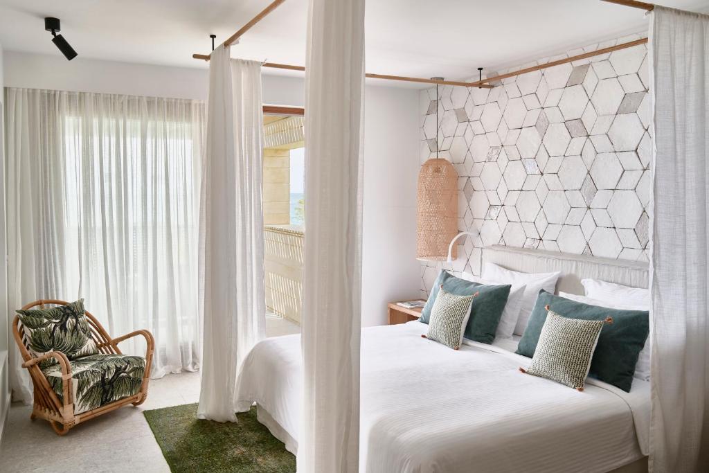 Łóżko lub łóżka w pokoju w obiekcie Phāea Cretan Malia, a Member of Design Hotels