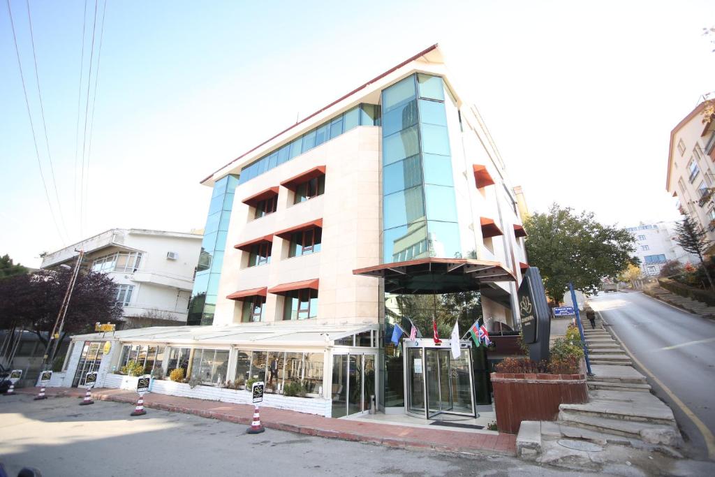 un edificio con una tienda delante de él en Grand Nora Hotel en Ankara