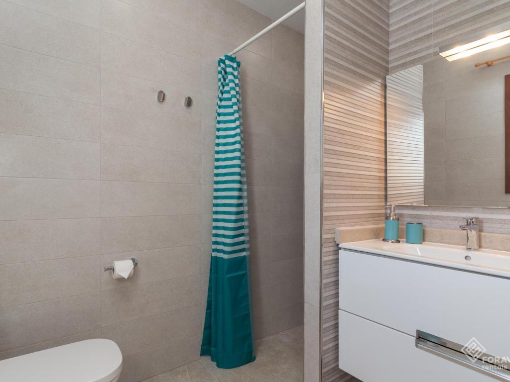 A bathroom at Son vivot
