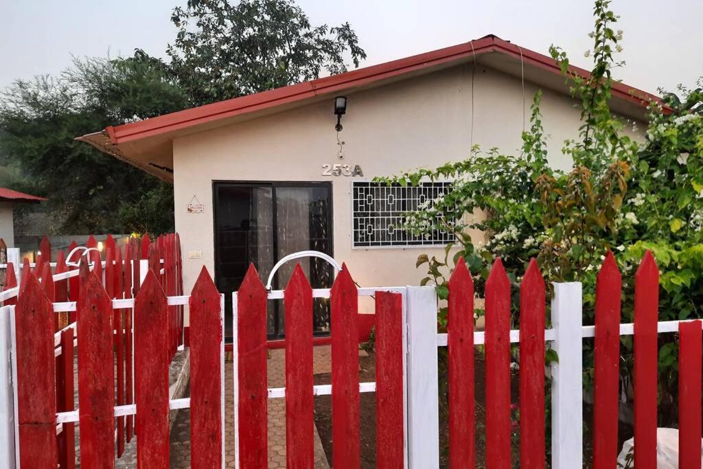 卡尔贾特Joy Cottages - Premium Chalets, Vacation Home Rentals的一座小房子前面的红栅栏