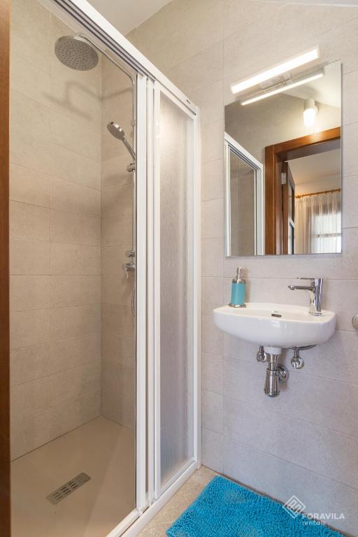 A bathroom at Son vivot