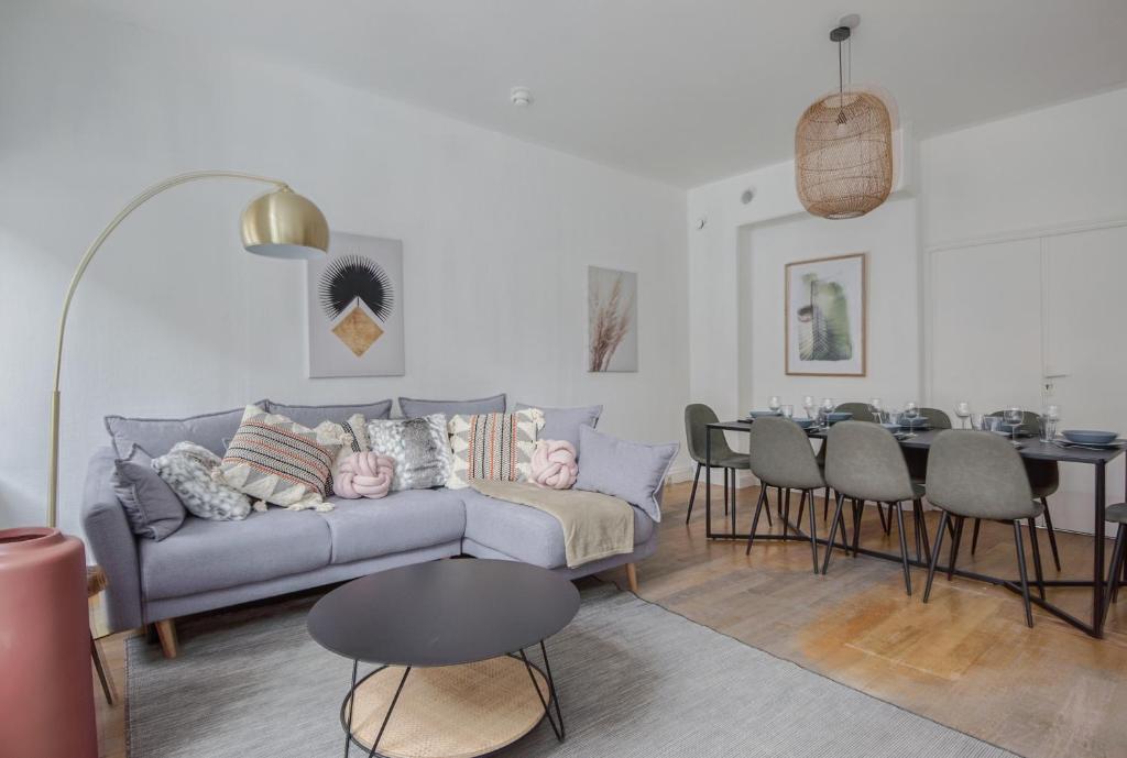 un salon avec un canapé et une table dans l'établissement NOCNOC - Le Baryton, Monnaie, à Lille