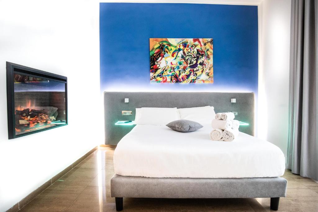 Sanfelice 33 Luxury Suites tesisinde bir odada yatak veya yataklar