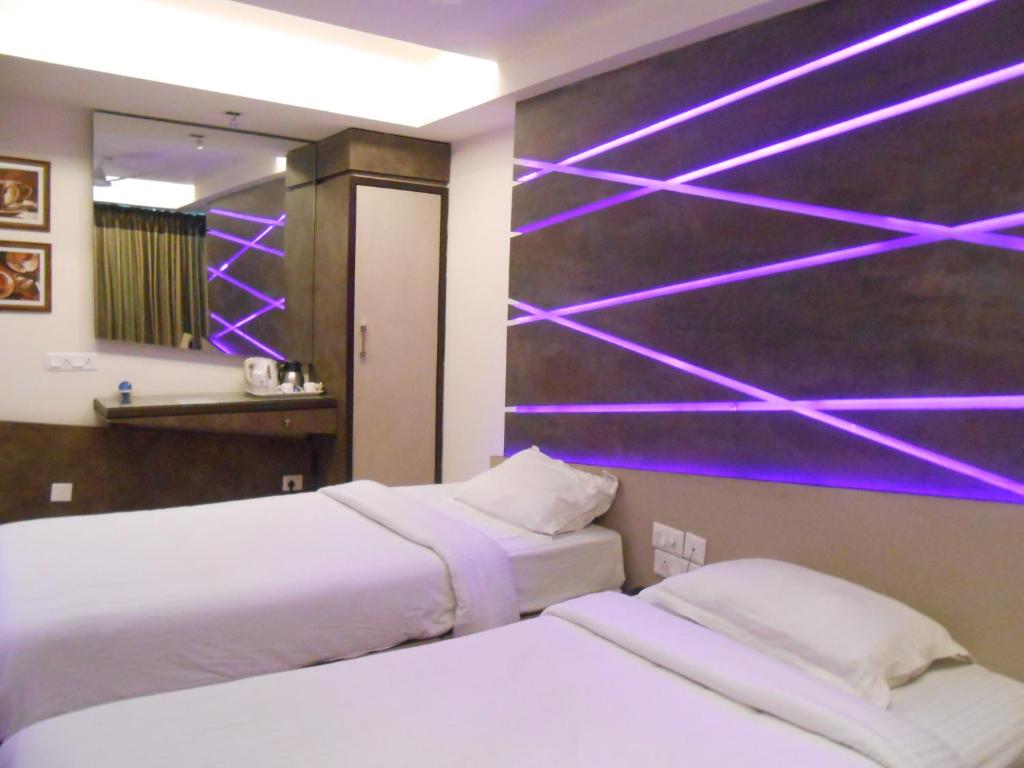 Postel nebo postele na pokoji v ubytování Hotel Aston International