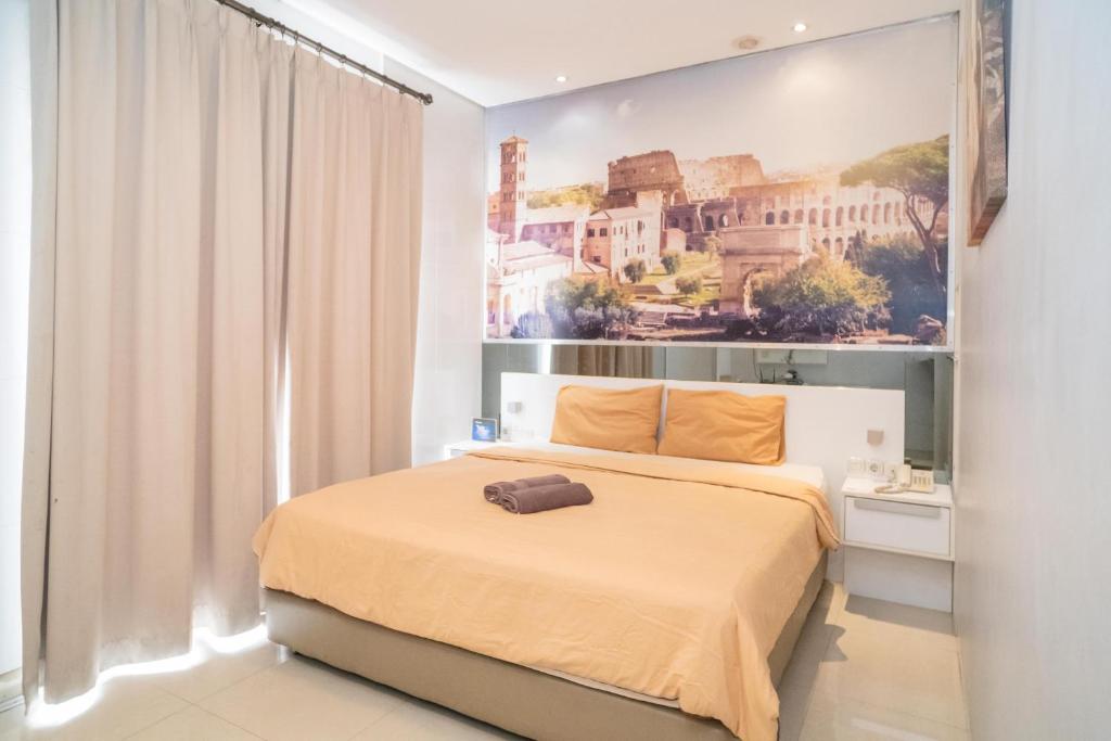 Postel nebo postele na pokoji v ubytování RedDoorz at Tirta Mansion Paramount Gading