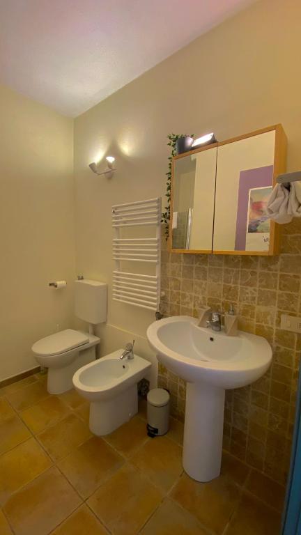 A bathroom at ARTISTICO - Artistic flat in front of GUGGENHEIM COLLECTION