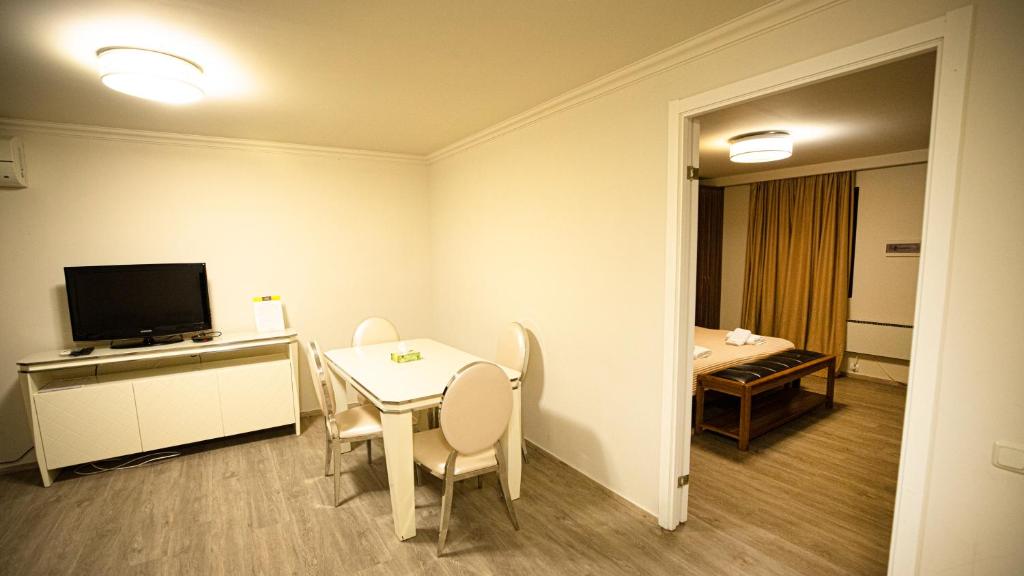 TV a/nebo společenská místnost v ubytování Cross Resort Hotel
