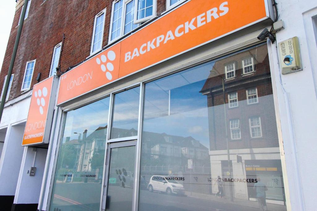 ロンドンにあるLondon Backpackers Youth Hostel 18 - 35 Years Old Onlyの窓に車を映した店頭