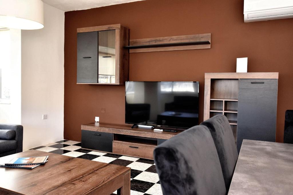 TV a/nebo společenská místnost v ubytování 2 Bedroom, Bright & Central Top Floor Apartment - 5