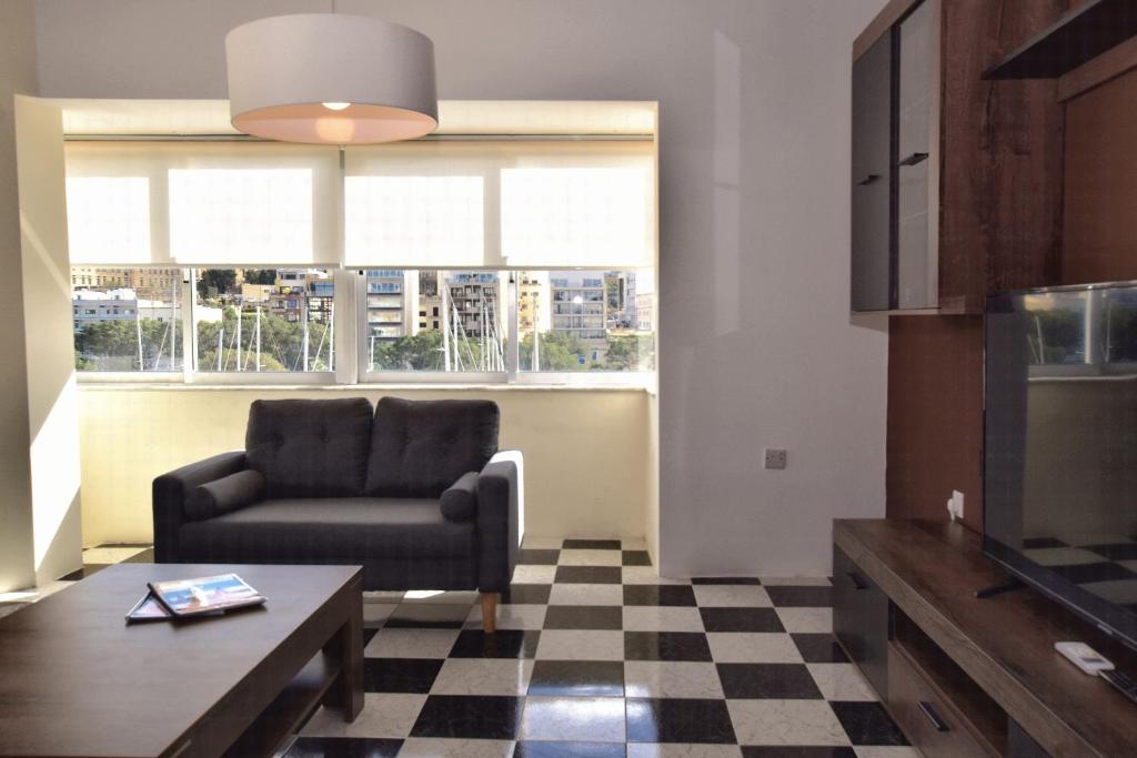 Posezení v ubytování 2 Bedroom, Bright & Central Top Floor Apartment - 5