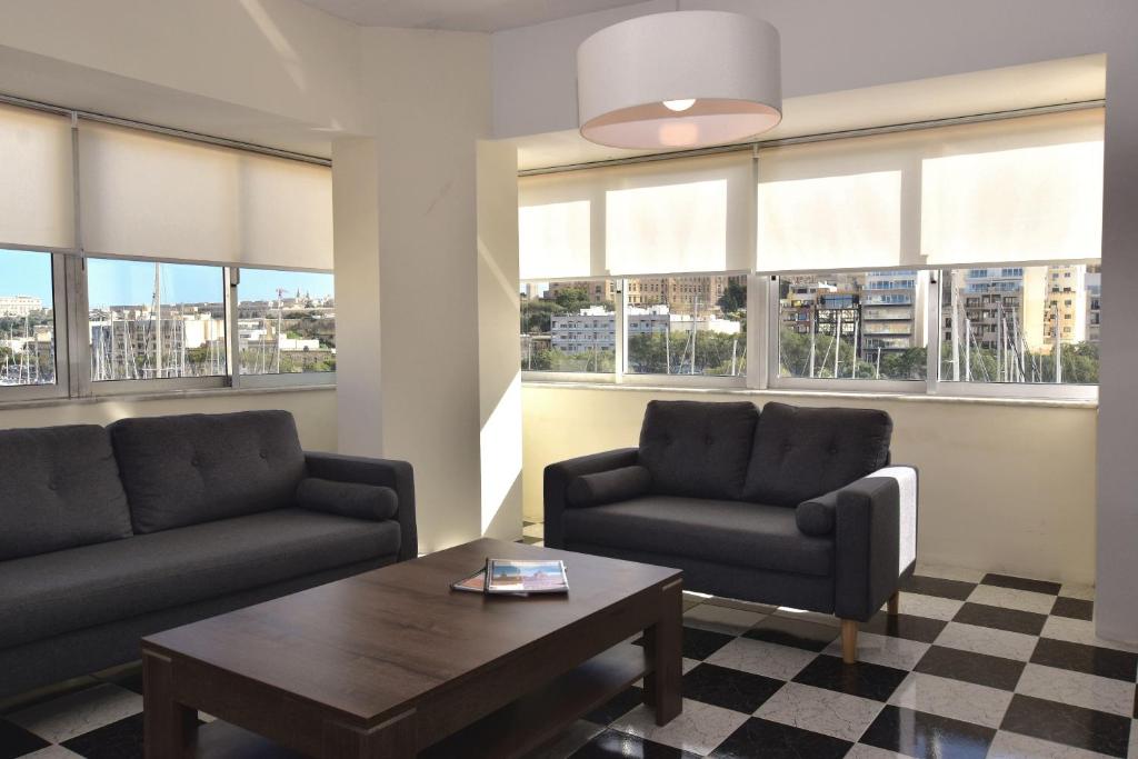 Posezení v ubytování 2 Bedroom, Bright & Central Top Floor Apartment - 5