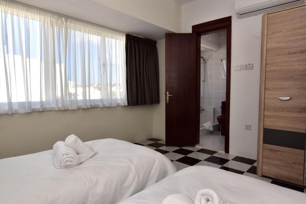 Postel nebo postele na pokoji v ubytování 2 Bedroom, Bright & Central Top Floor Apartment - 5
