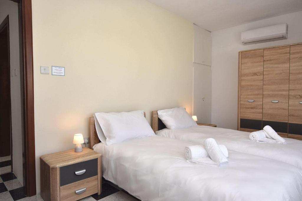Postel nebo postele na pokoji v ubytování 2 Bedroom, Bright & Central Top Floor Apartment - 5