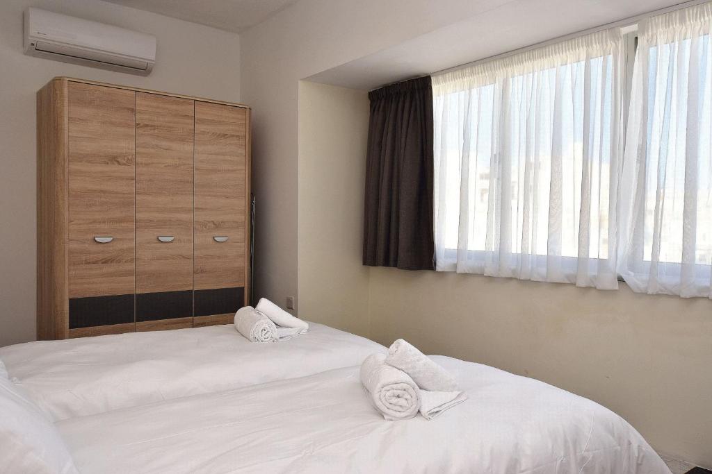 Postel nebo postele na pokoji v ubytování 2 Bedroom, Bright & Central Top Floor Apartment - 5