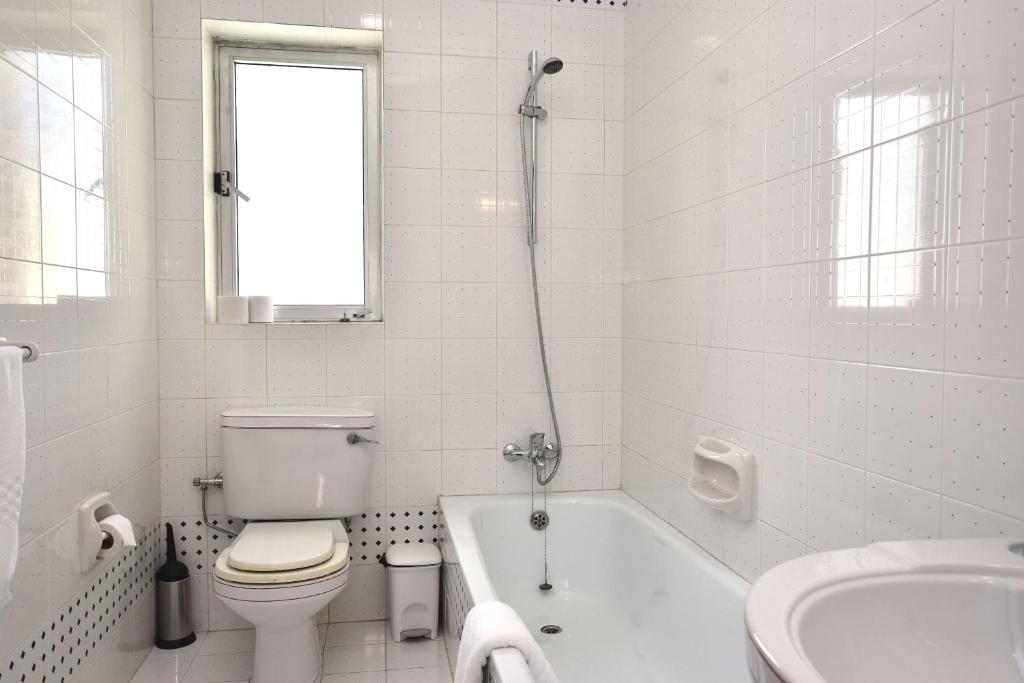 Koupelna v ubytování 2 Bedroom, Bright & Central Top Floor Apartment - 5