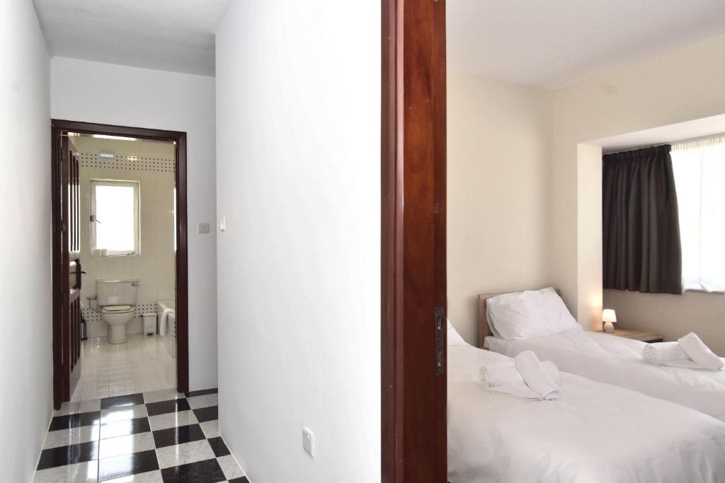 Postel nebo postele na pokoji v ubytování 2 Bedroom, Bright & Central Top Floor Apartment - 5