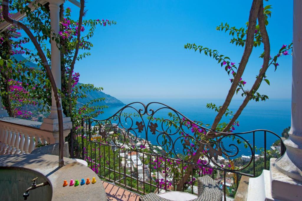 balcone con vista sull'oceano di Villa Ambra Positano a Positano