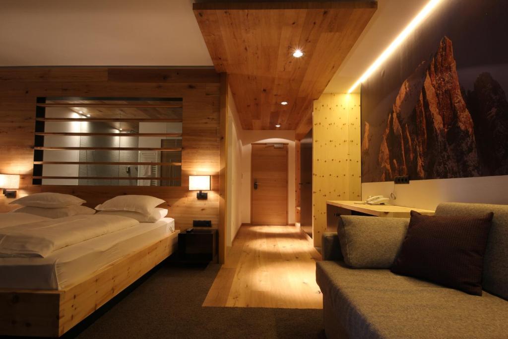 Postel nebo postele na pokoji v ubytování Charme Hotel Friedrich