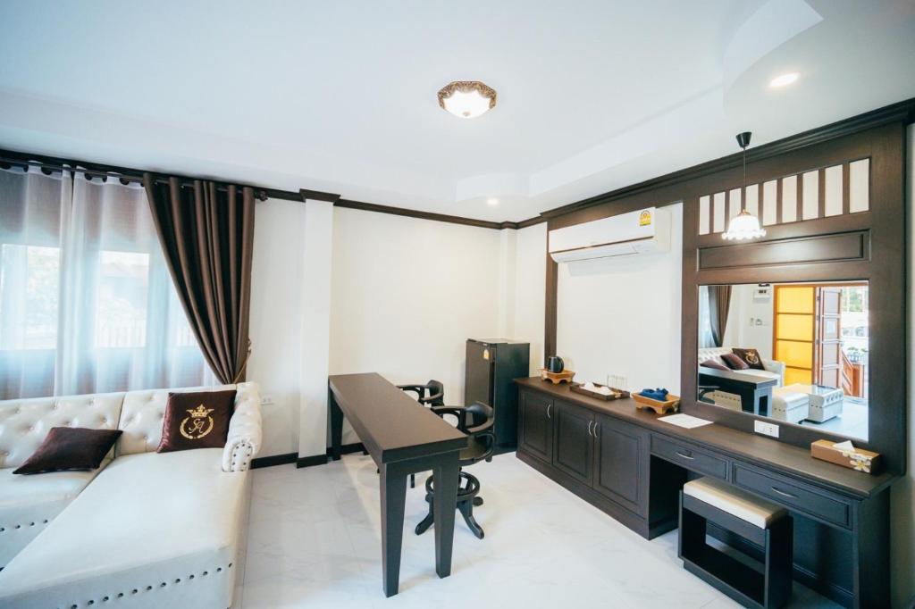 Huen Him Kong Hotel Phrae - Superior King Room