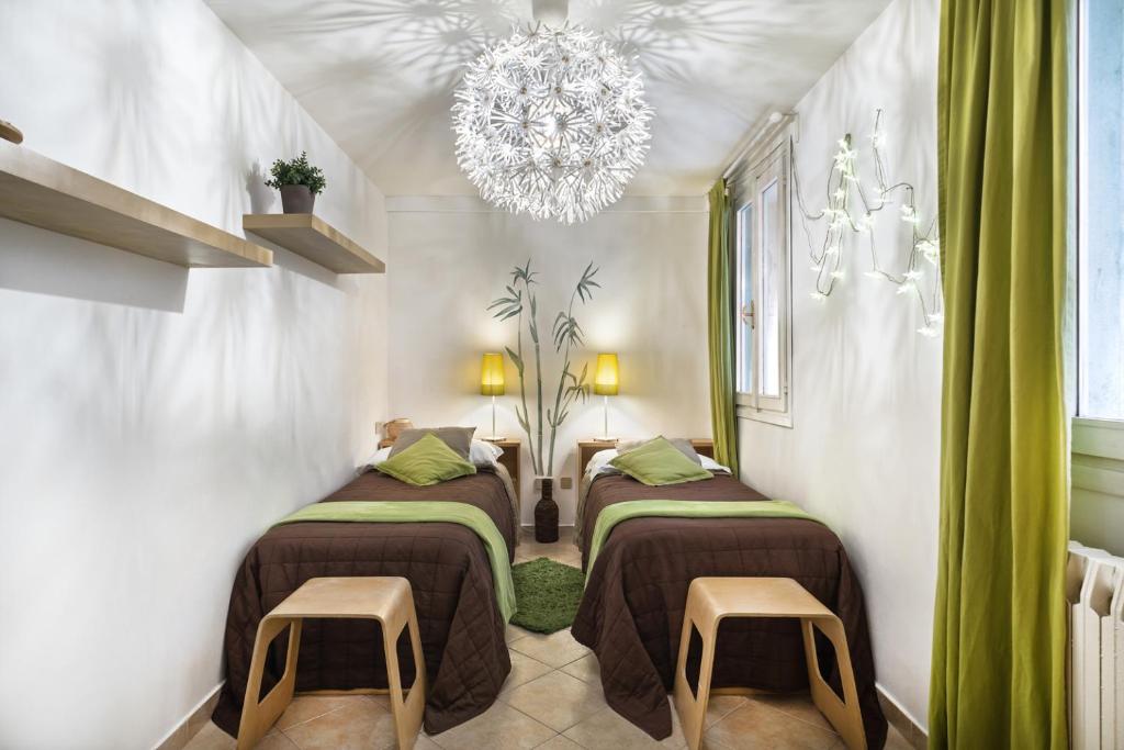 Habitación con 2 camas y lámpara de araña. en CA'SERENISSIMA - At 2mn of St Mark Square en Venecia
