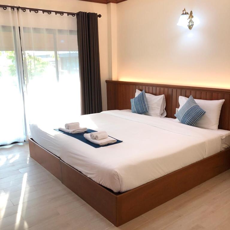 Huen Him Kong Hotel Phrae - Double Room With Balcony