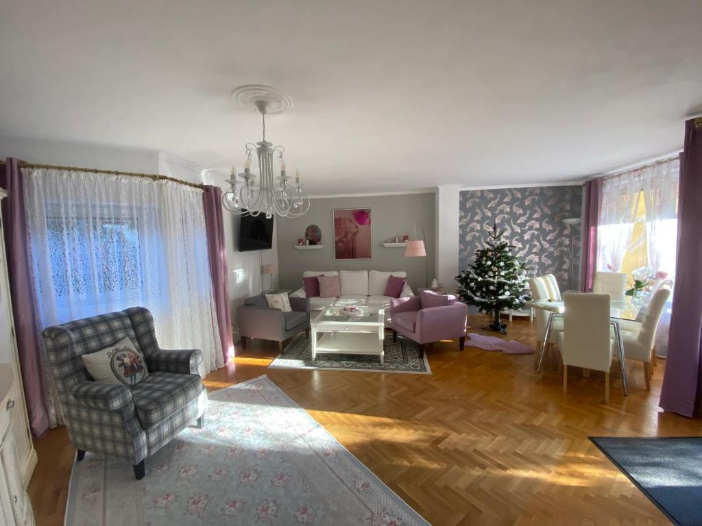 una sala de estar con muebles y un árbol de Navidad en Casa Magnolia Vienna, en Leopoldsdorf