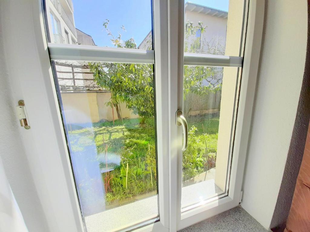 Vonkajšia záhrada v ubytovaní Apartments SteelCity