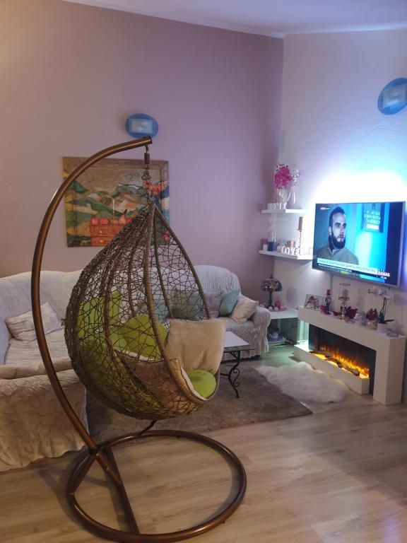 Televízia a/alebo spoločenská miestnosť v ubytovaní Apartmani Mlikotić