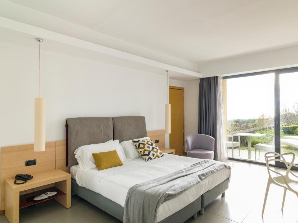 Postel nebo postele na pokoji v ubytování Esperia Palace Hotel & Resort Spa