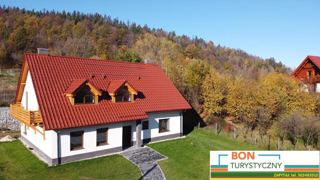 ein Haus mit rotem Dach auf einem Hügel in der Unterkunft Pensjonat Orle Gniazdo in Jelenia Góra
