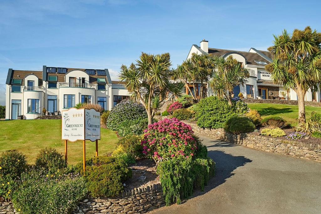 una casa grande con un cartel delante en Greenmount House en Dingle