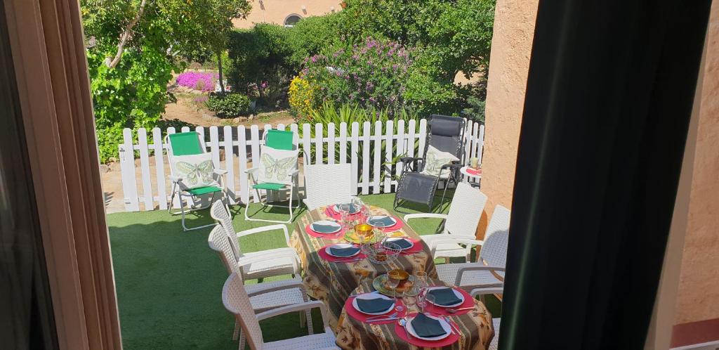Vonkajšia záhrada v ubytovaní CASA CON JARDÍN A 35 METROS DE LA PLAYA. BR.