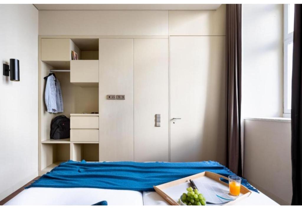 Postel nebo postele na pokoji v ubytování JOIVY Downtown Market Apartments