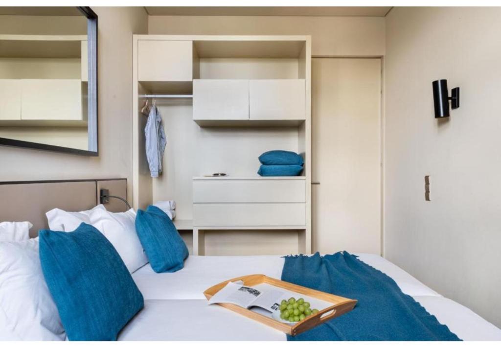 Postel nebo postele na pokoji v ubytování JOIVY Downtown Market Apartments