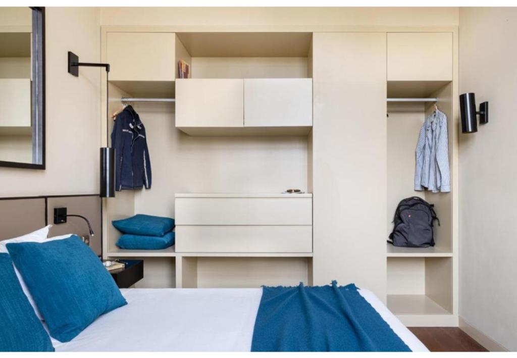 Postel nebo postele na pokoji v ubytování JOIVY Downtown Market Apartments