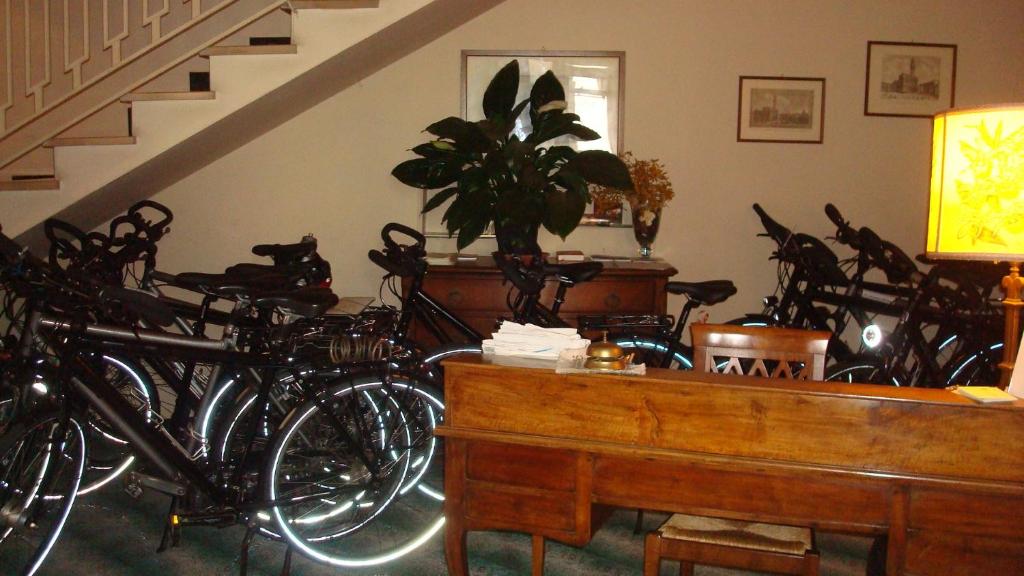una habitación con un montón de bicicletas estacionadas al lado de una escalera en Albergo La Sfinge, en Chiusi