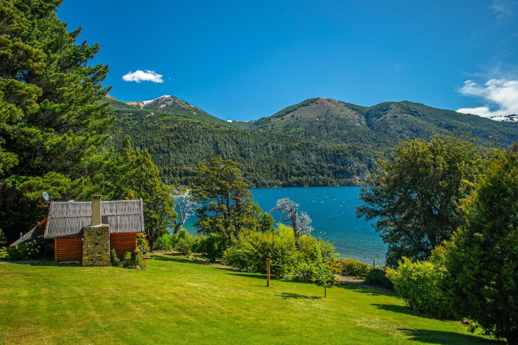 a cabin with a view of a lake and mountains at Cabañas Villa Labrador con costa de lago in San Carlos de Bariloche