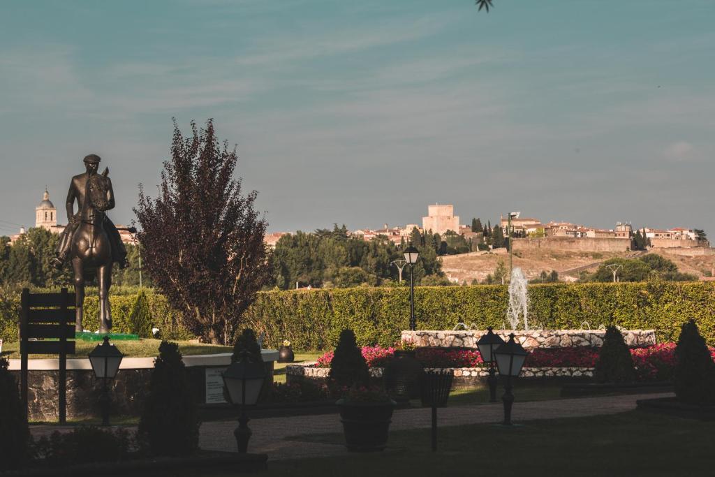 una estatua de un hombre sobre un caballo en un parque en Hotel Conde Rodrigo 2, en Ciudad Rodrigo