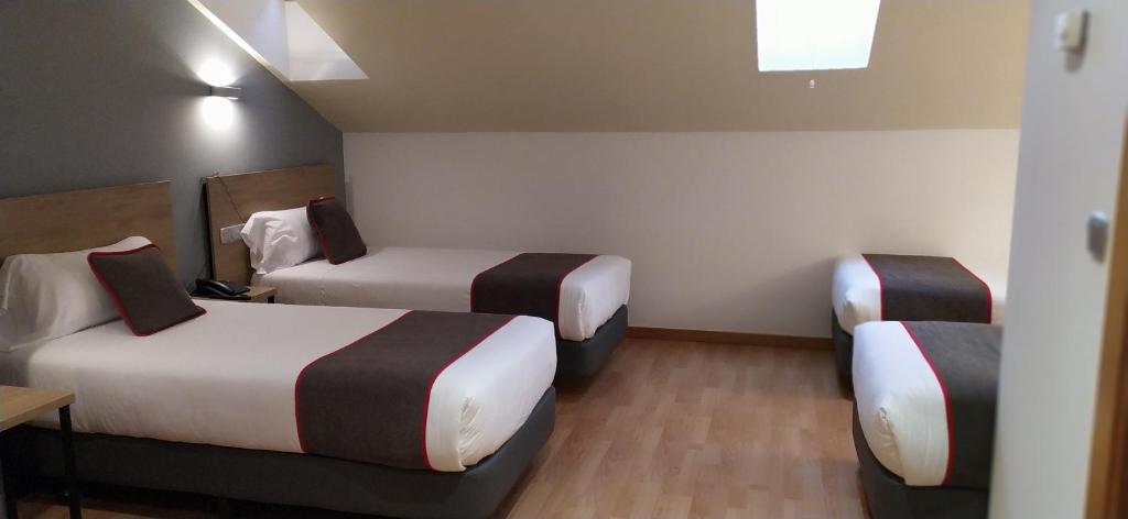 Postel nebo postele na pokoji v ubytování Hospedium Hotel Vittoria Colonna