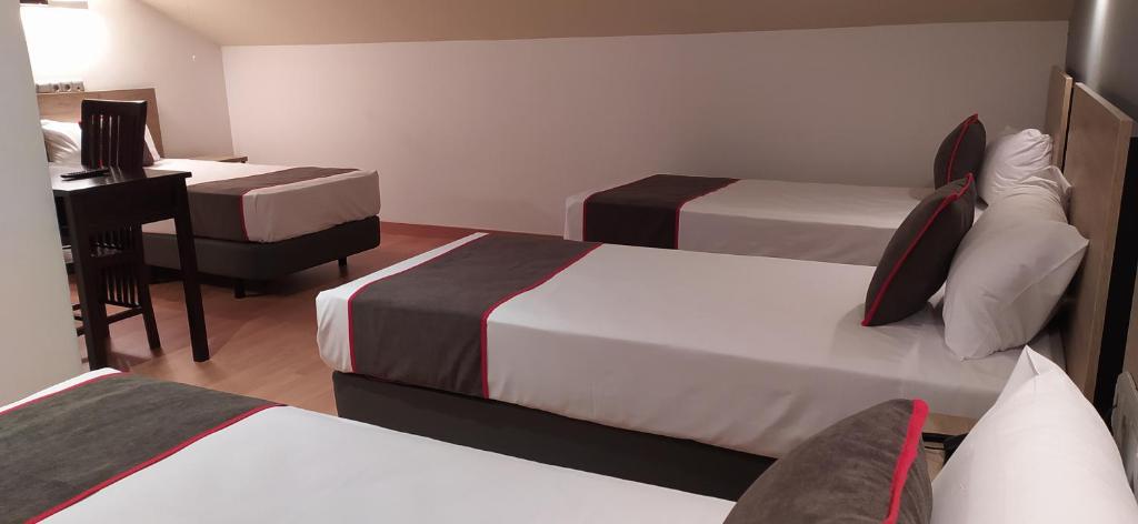 Postel nebo postele na pokoji v ubytování Hospedium Hotel Vittoria Colonna