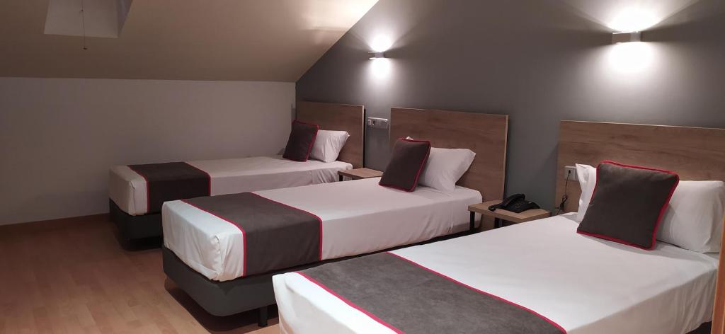 Postel nebo postele na pokoji v ubytování Hospedium Hotel Vittoria Colonna