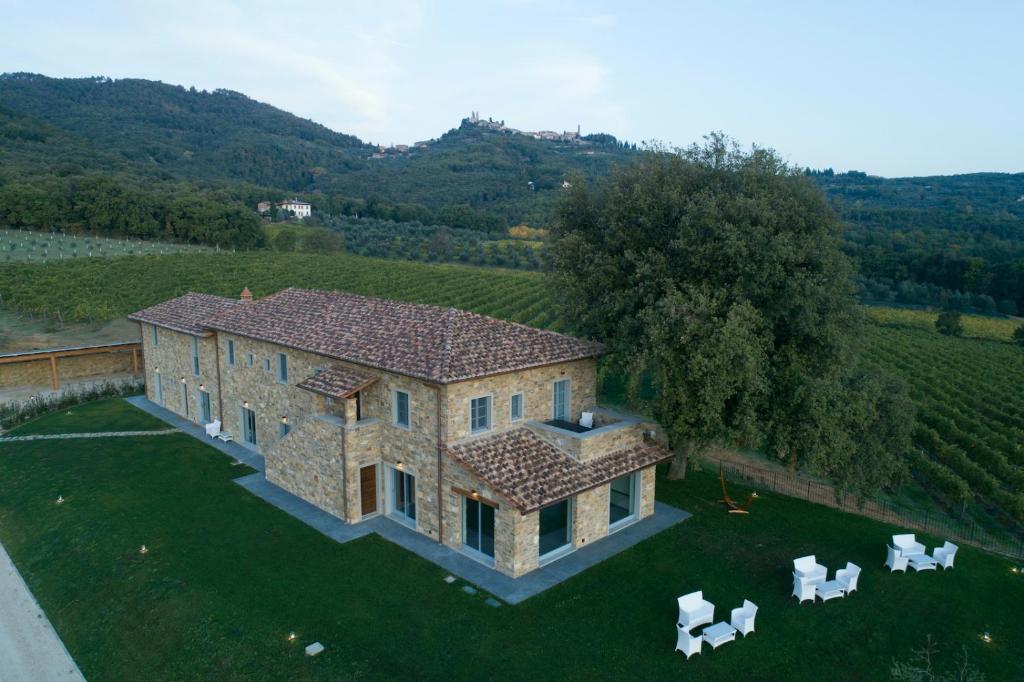 widok z góry na dom w winnicy w obiekcie Podere La Doccia w mieście Civitella in Val di Chiana