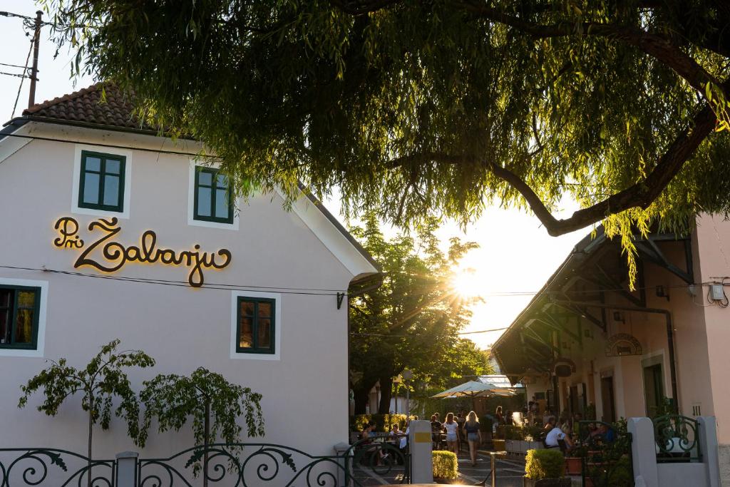 un edificio con un letrero para un restaurante en Pri Žabarju Bed & Breakfast Ljubljana en Liubliana